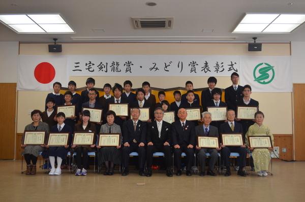 受賞された人達が集まり賞状をもち記念写真をとっている写真