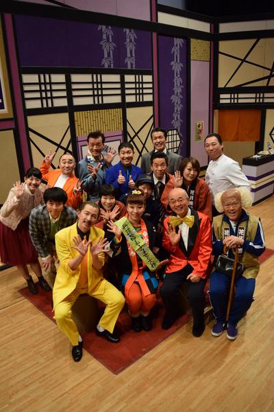 吉本新喜劇の皆さんと森田まりこさん、市長と集合写真