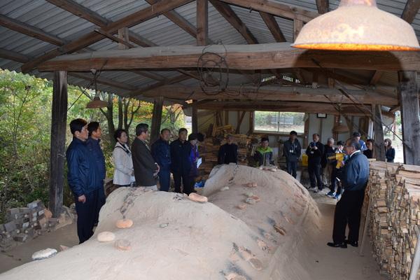 窯元でスピーカーで説明をしているのを聞いている韓国の訪問団の写真