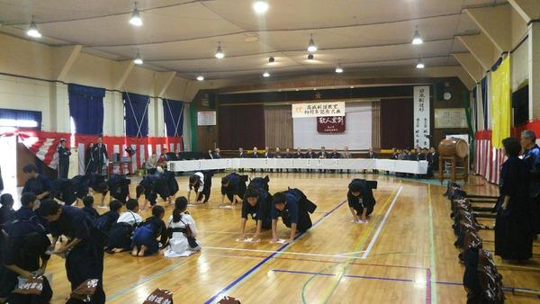 剣道教室の生徒たちが体育館を雑巾がけしている写真