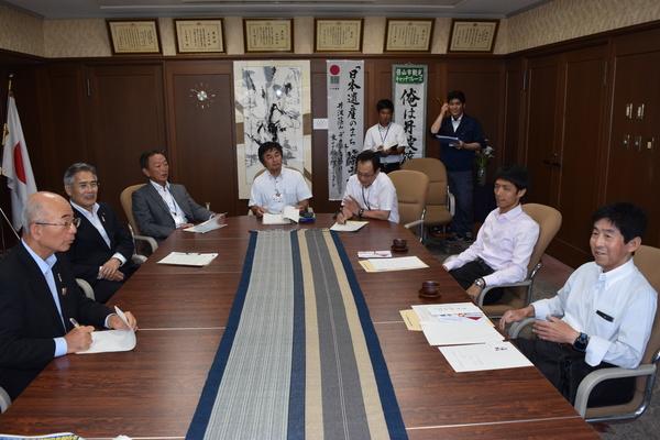 応接室に着席する、市長、山田  幸広さん、安福  直剛さん、関係者方の全体写真