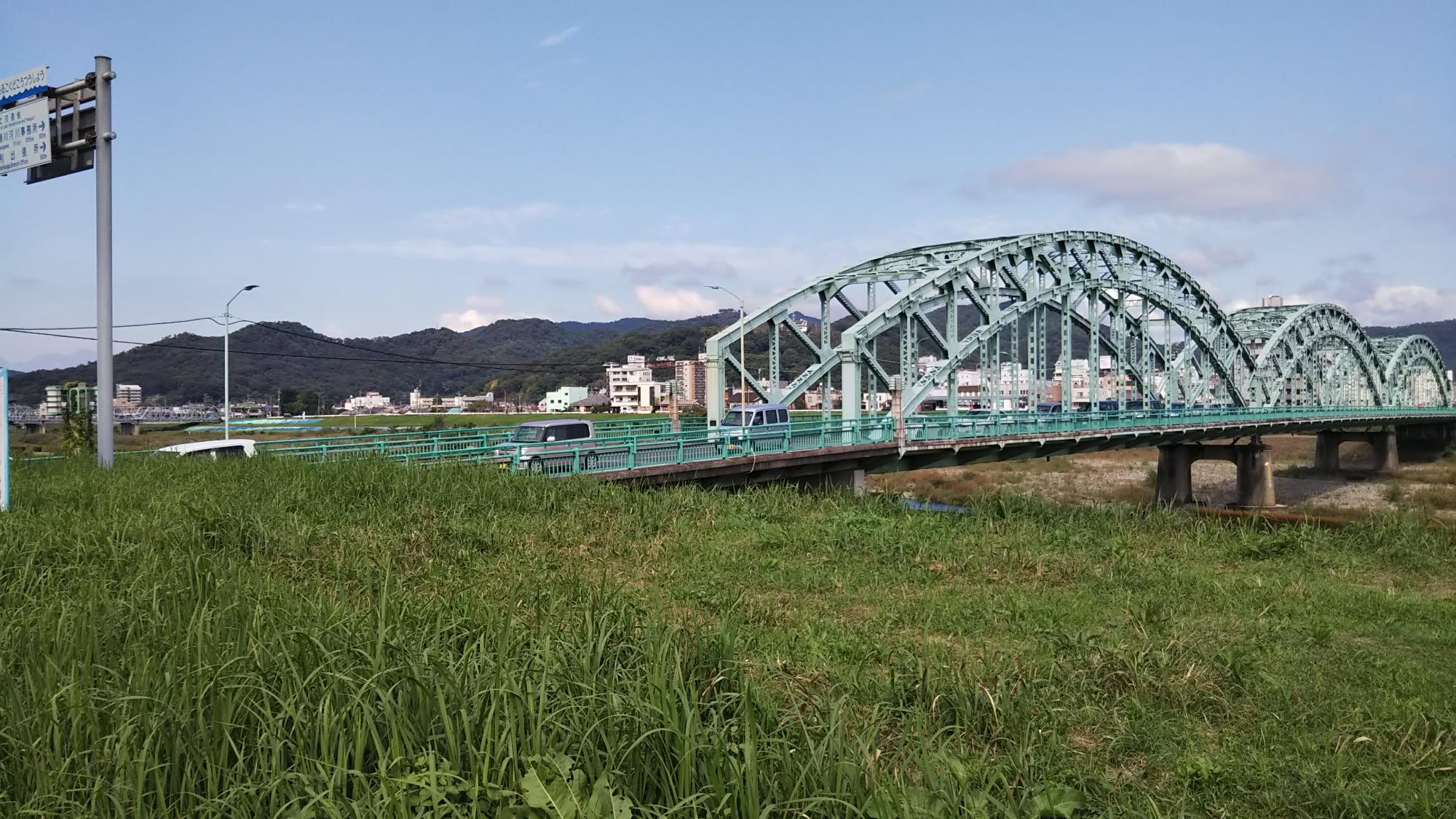 土手から鉄橋を撮影