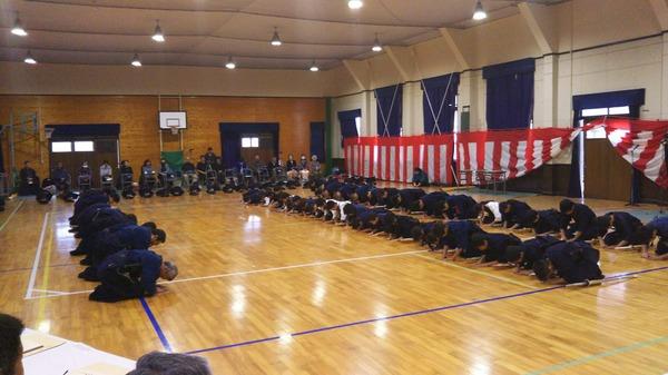 剣道教室の先生方と生徒たちが向かい合って座礼をしている写真
