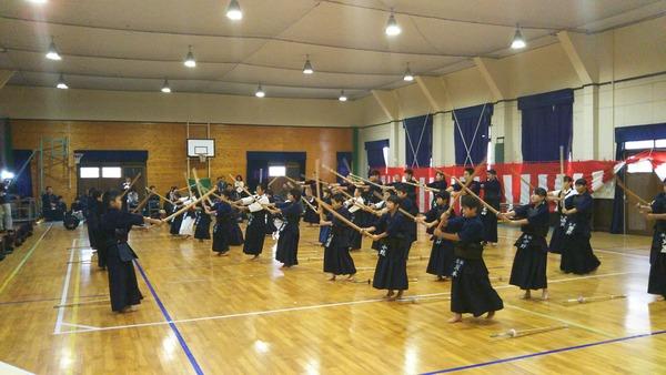 高城剣道教室の生徒たちが竹刀で素振りの練習をしている写真