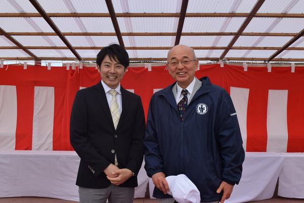 北條アナと酒井市長で記念写真