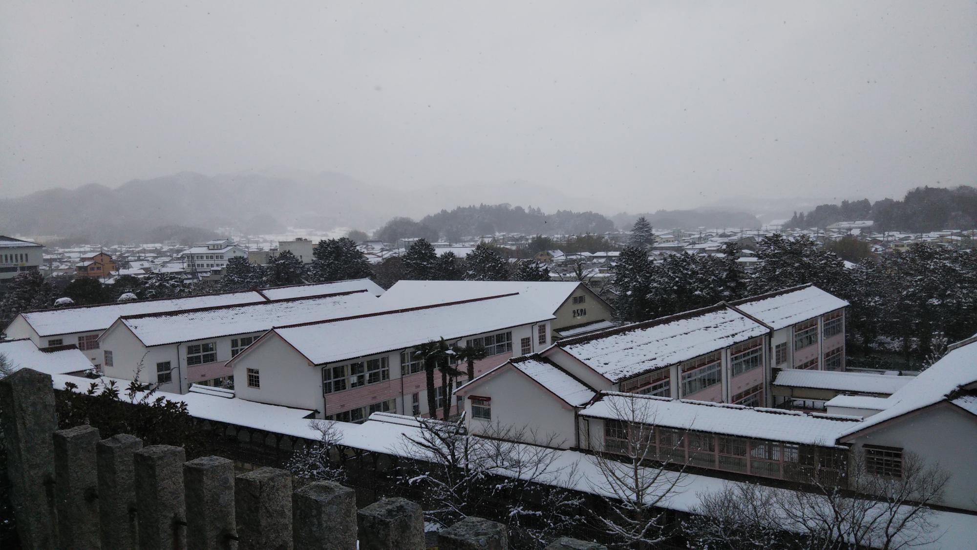 大書院から見える小学校の屋根に雪が積もっている