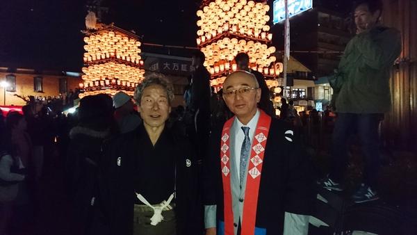 石田犬山祭保存会会長と市長が山車提灯の近くで記念写真