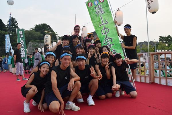 篠山中学校の生徒たちが笑顔でピースをしている写真