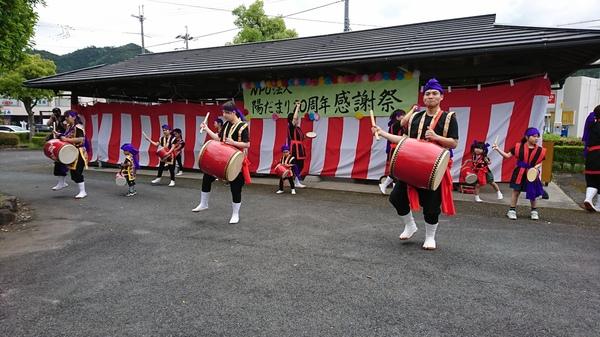琉球民族衣装を着て、子供から大人までエイサー太鼓を披露している写真