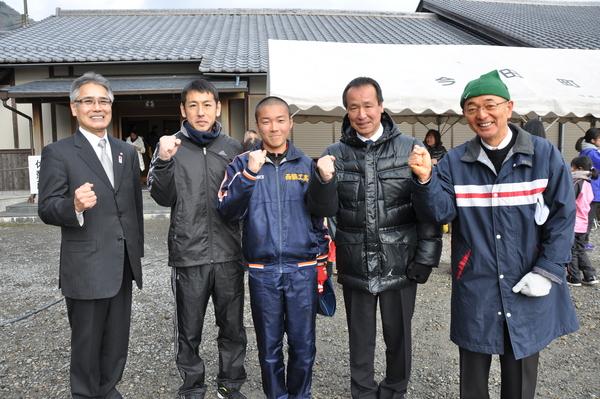 ガッツポーズをして並ぶ、前川教育長、川原選手、加井選手、足立監督、市長の集合写真