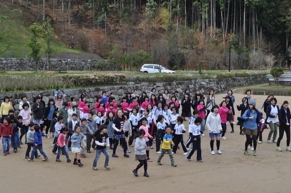 公園でたくさんの子供や大人が集まっている写真