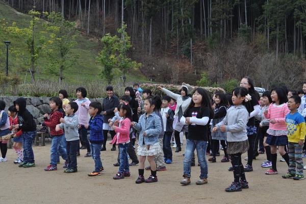 たくさんの子供達が前を見ている様子を右斜め前から写した写真