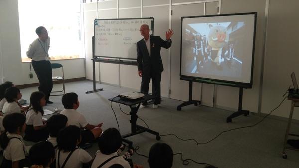 古市小学校にて、スクリーンを使い、市長が授業をしている写真