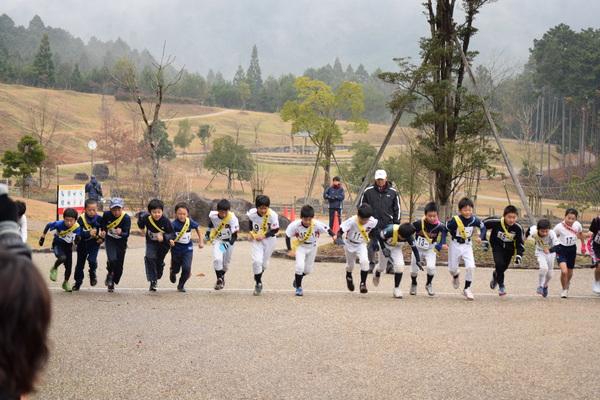 篠山市小学生駅伝競走大会でスタートする小学生の写真