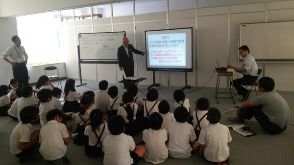 市長の授業を聞いている、体育座りの生徒を後ろから見た写真