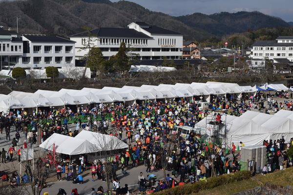 白いテントが並び、多くの人で賑わっている上空から見た写真