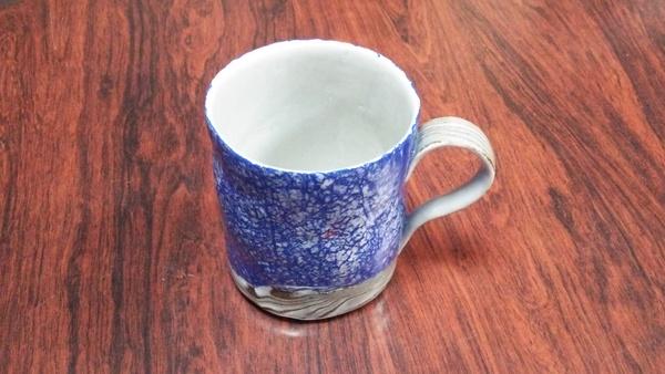 完成した青色の鮮やかなマグカップの写真