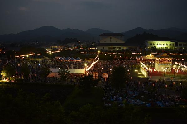 夜になり沢山の提灯が会場で照らされている様子を上空からうつした写真