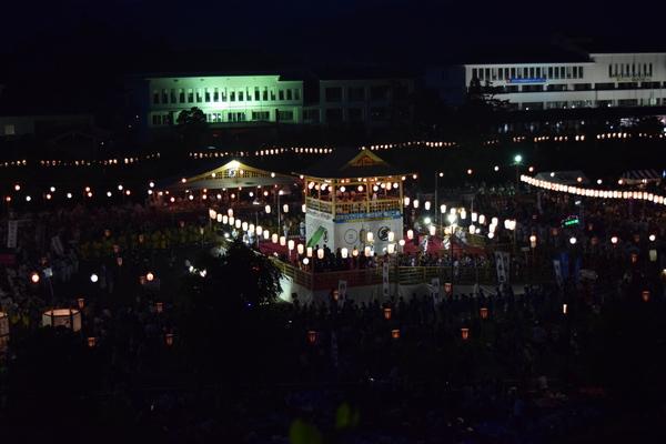 舞台の周りにはたくさんの提灯の明かりがついている様子を上空からうつした写真