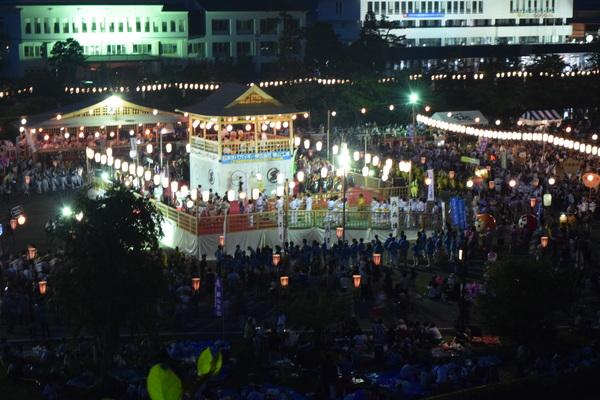 会場では提灯が照らされ浴衣を着た人たちが踊っている様子を上空からうつした写真