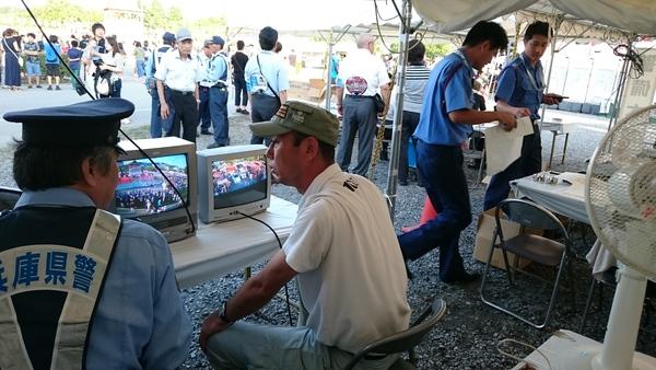 テントの中で県警がテレビモニターをチェックしている写真