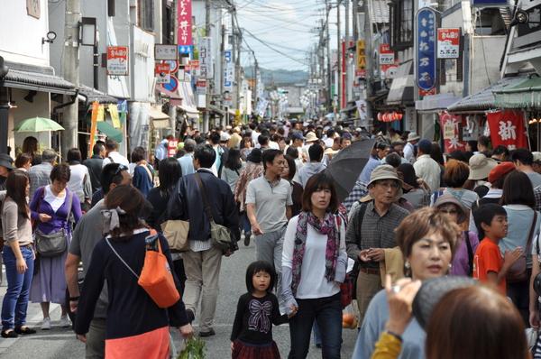 沢山の人でにぎわう街並みの写真