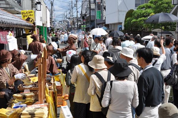 店前に沢山のお客さんが集まっている写真