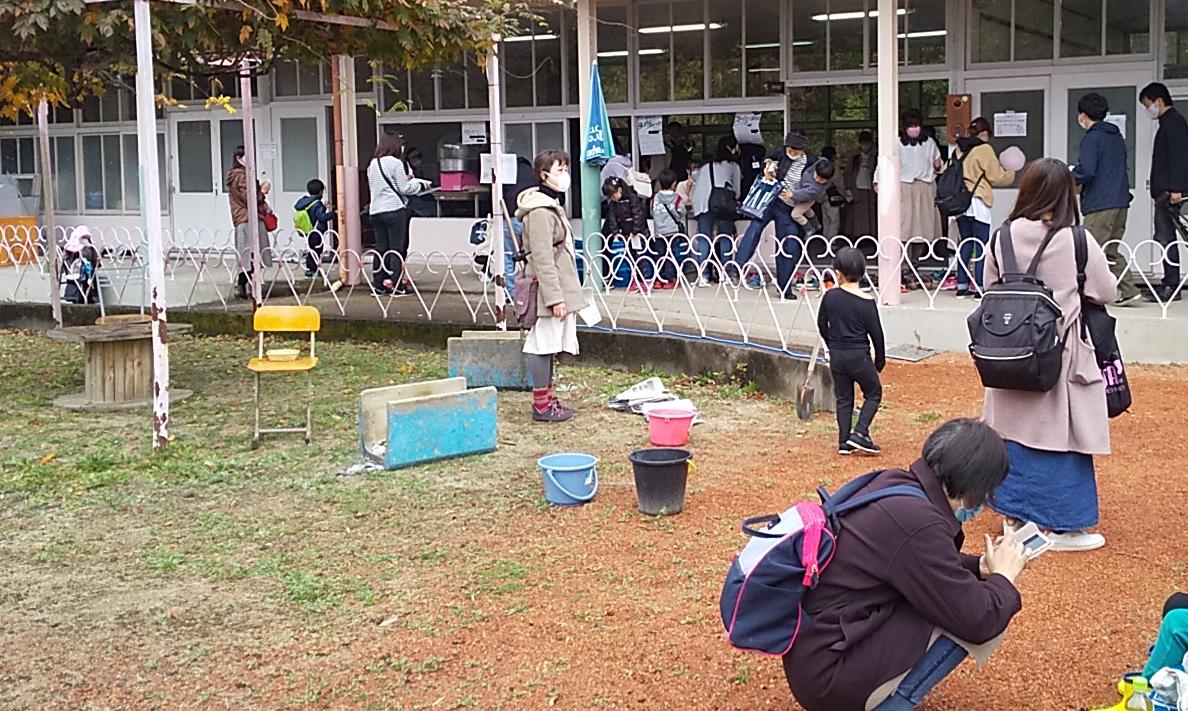 ヨーヨー釣りをする来場者