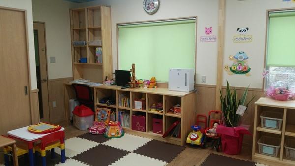 本棚やおもちゃ、机が整理されている施設室内の様子の写真
