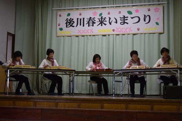 後川大正琴グループ5名の女性がステージの上で演奏している写真