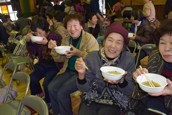 とん汁を食べながら交流を深めている後川地区の人たちの写真