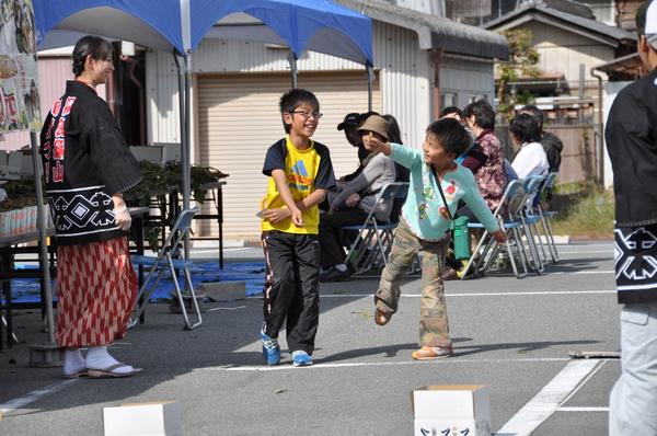 男の子供が、片足を上げ遊んでいる写真