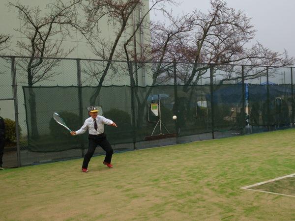 市長の目の前にテニスボールがきて、打とうとしている写真