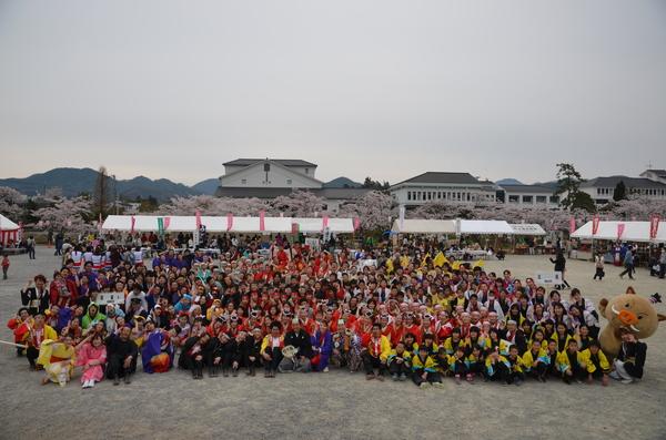 総踊りが終了し参加者全員で記念撮影した写真