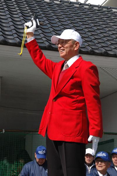真っ赤なスーツを羽織り、手には白い手袋をつけてピストルを持ち構えている市長の写真