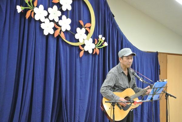 進戸納さんのギター弾き語りを横から撮影したアップの写真