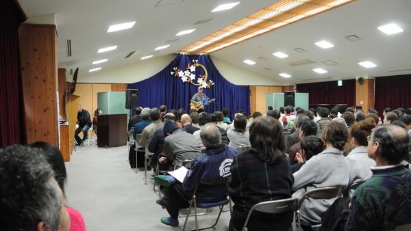 進戸納さんのギター弾き語りを観覧している人たちを後方から写した写真