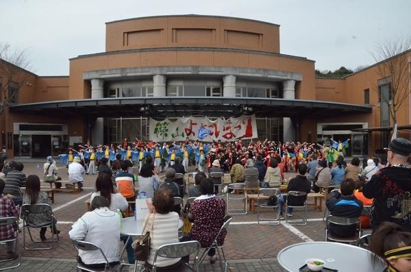 よさこいチームの皆さんと観覧されている方の後ろから見た写真