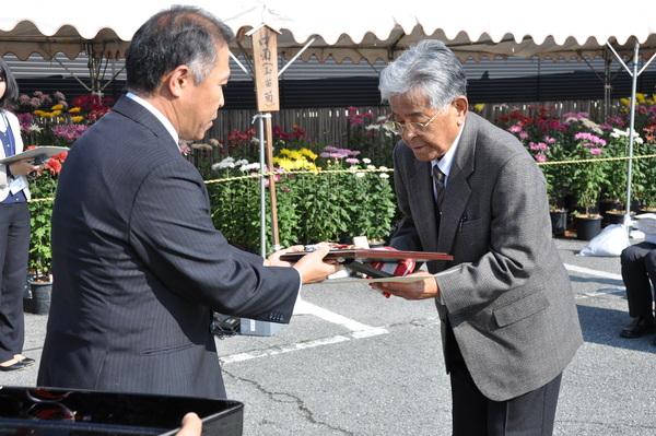 兵庫県知事賞で、酒井 優さんが、盾を受け取っている写真