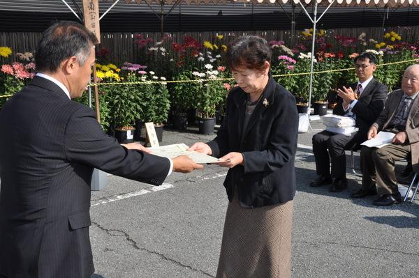 丹波農業改良普及センター所長賞の蓑田 輝世さんが、賞状を受け取っている写真