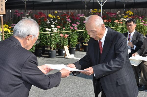 丹波県民局長賞で、長谷川 武司さんが賞状を受け取っている写真
