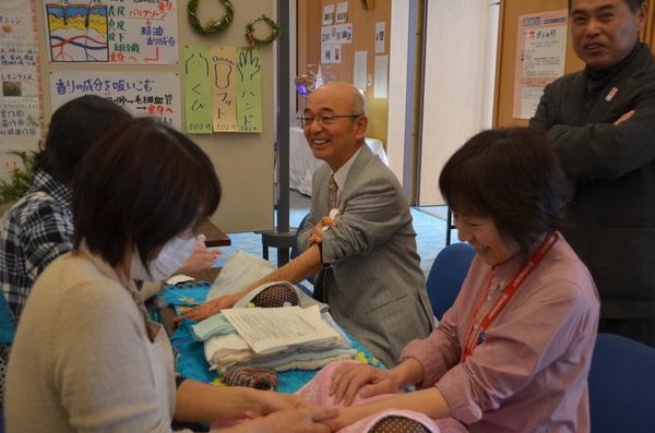 市長や参加者がアロマのハンドマッサージをしてもらっている写真