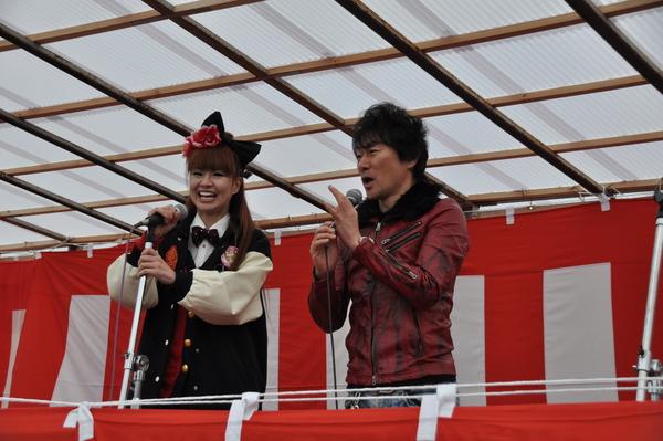 お笑いのかつみ・さゆりさんがスタンドマイクを使って笑顔で選手にお話ししている写真