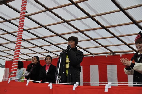 野々村 真さんがマイクでお話をしています。その横で芸人のさゆりさんが手を叩いている写真