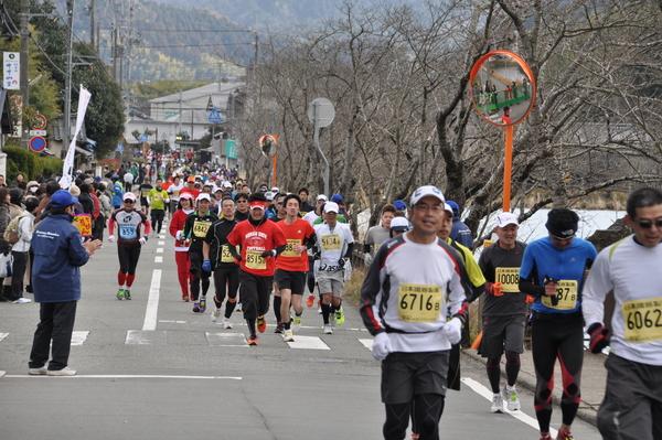 選手たちが一生懸命走っている中、沿道では沢山の方が応援している写真