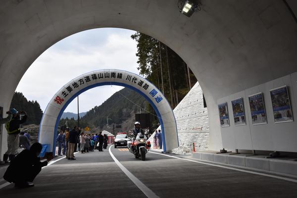 白バイとパトカーがトンネルの中へ入ろうとしている写真