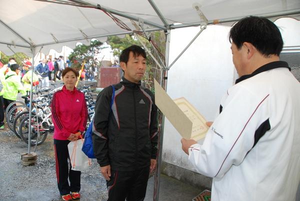 「館山若潮マラソン」に参加された山内一剛さんが表彰されてる写真