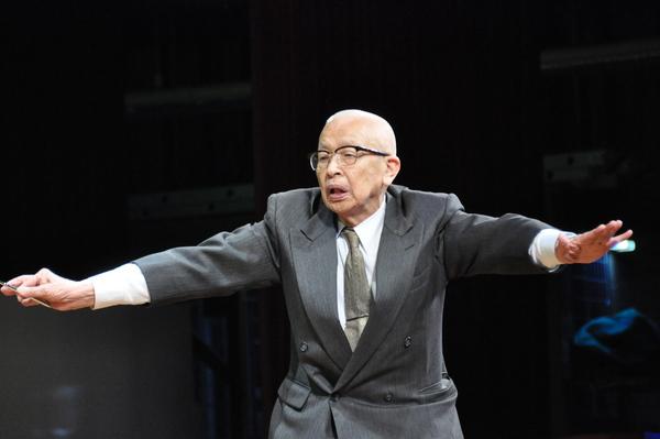 早川先生が指揮者をしている写真