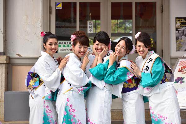 着物を着た5人の観光大使女性が寄り添って笑顔で記念撮影写真