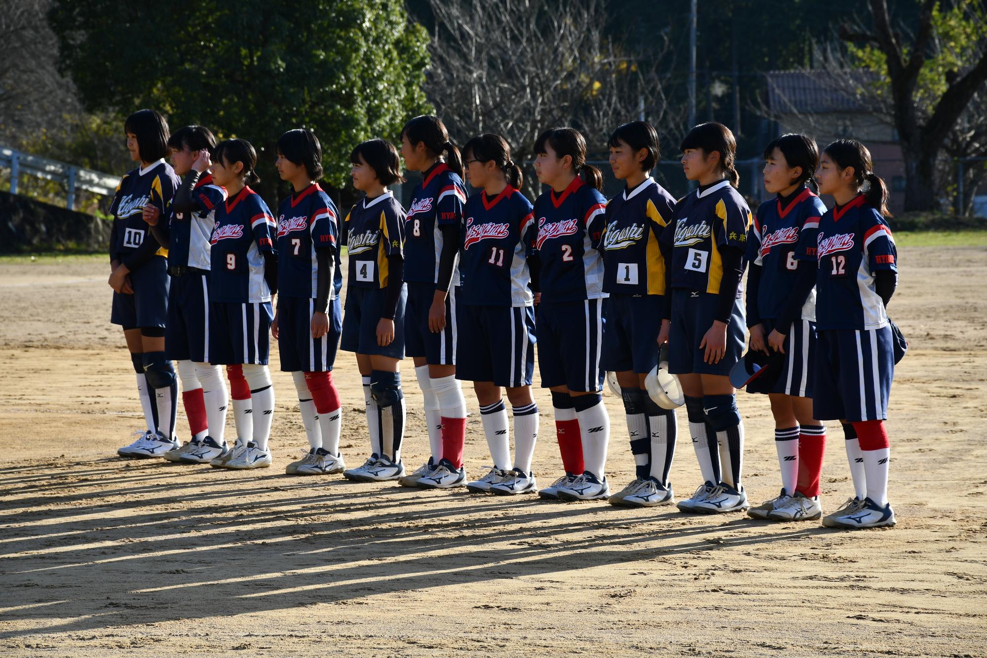 篠山中・篠山東中学校のソフトボール部員がグラウンドで整列している